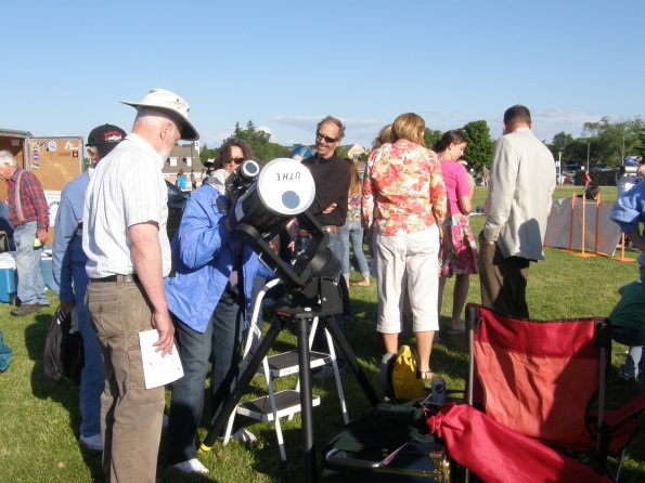 p6051259.jpg Member Ron Uthe brought his 8" telescope to the event. Photo by Eileen Carlisle.