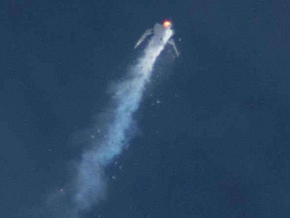 SpaceShipTwo disintegrates